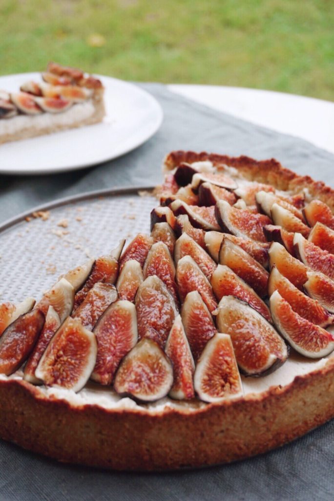 Fig and mascarpone tart with pistachio crust